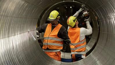 Workers in the production of pipes