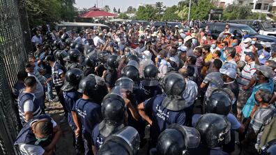 Citizens quarreling with the police forces in Tunisia