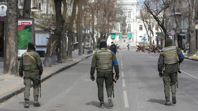 Ukrainian soldiers defending their city