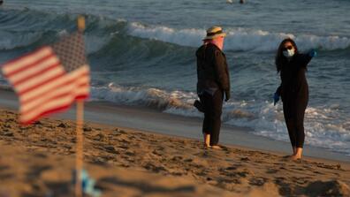 beachgoers wear masks to protect against covid 19