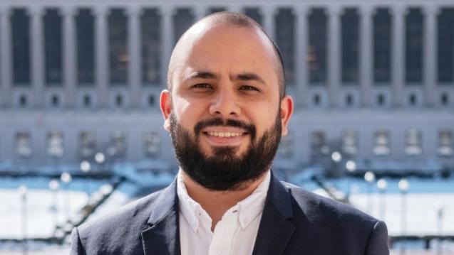Photo of Santiago Rico Valdés in front of Columbia's Butler Library 