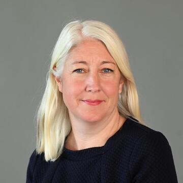 Suzanne Hollmann Headshot