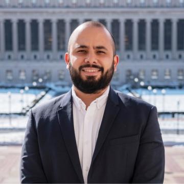 Photo of Santiago Rico Valdés in front of Columbia's Butler Library 